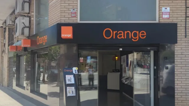 Fachada de la tienda Orange de Almazora