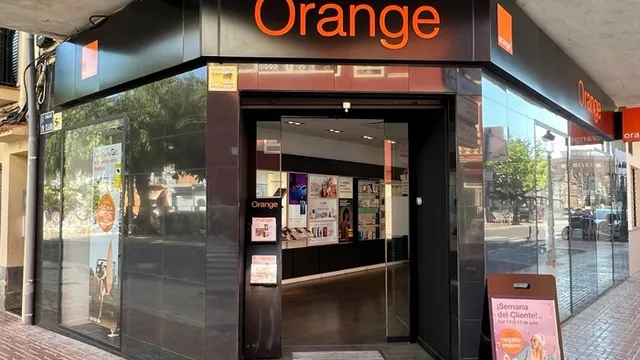 Fachada de la tienda Orange de Oropesa