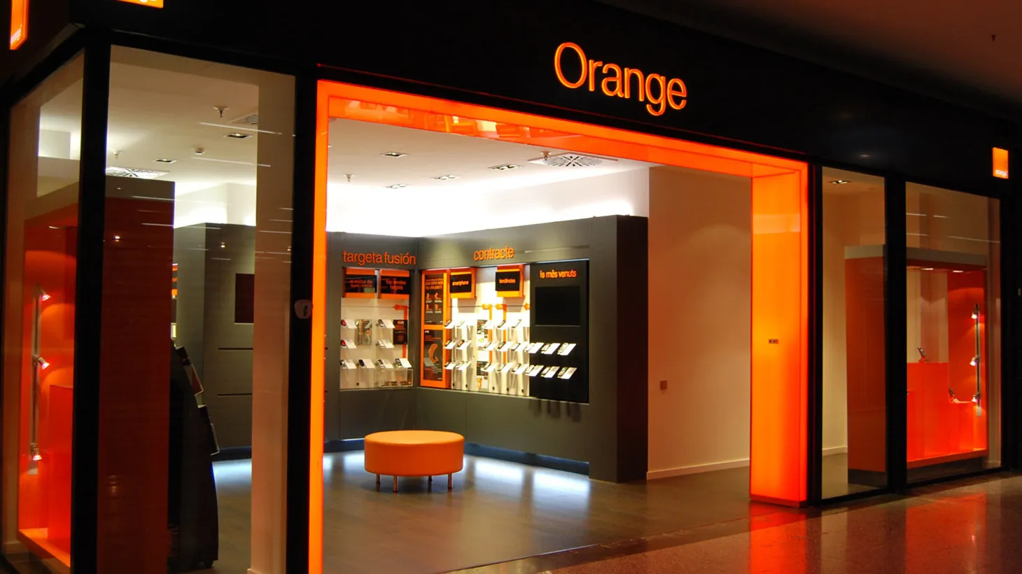 Interior iluminado de una tienda Orange de Ecoplana