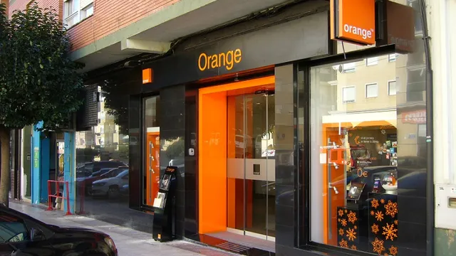 Fachada de la tienda Orange de Segorbe