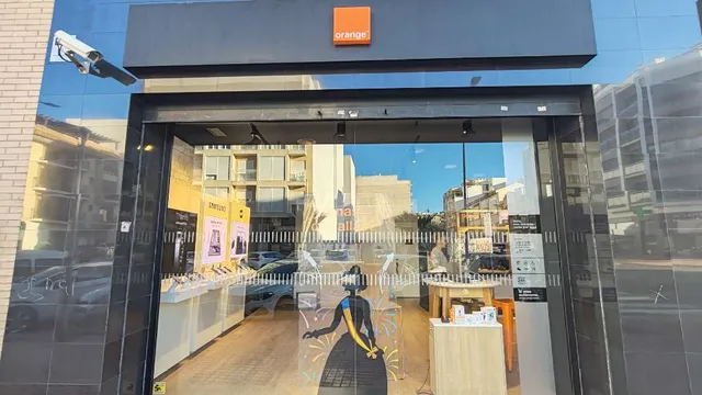 Fachada de la tienda Orange de Vall d´Uixó